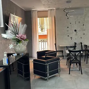 Hotel Poker, Neapol